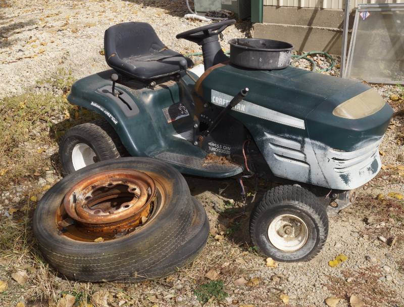 lot 1221 image: Craftsman Riding Lawnmower - TLC