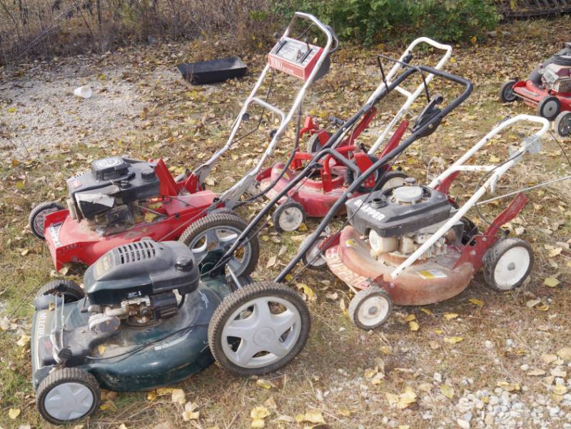 lot 1225 image: Lot of 4 push lawnmowers - various conditions - stop by the preview to check them out