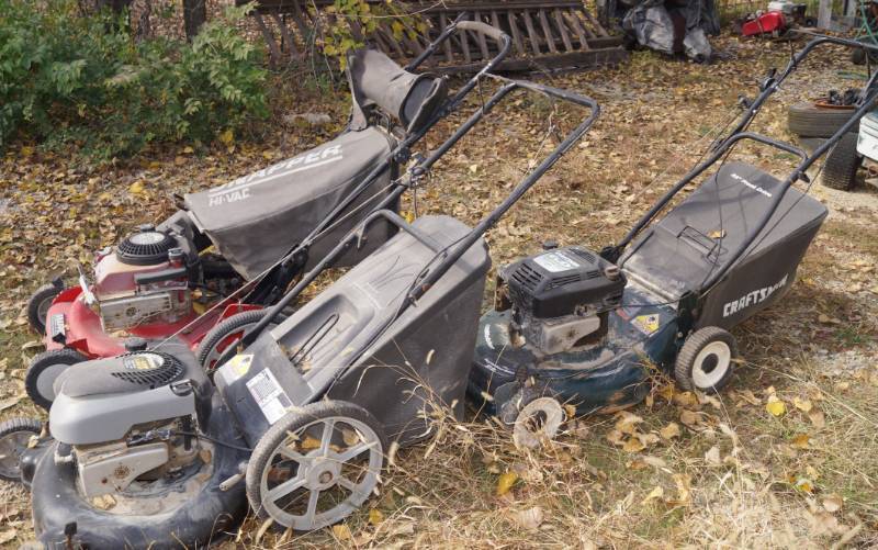 lot 1226 image: Lot of 3 push lawnmowers - various conditions - stop by the preview to check them out