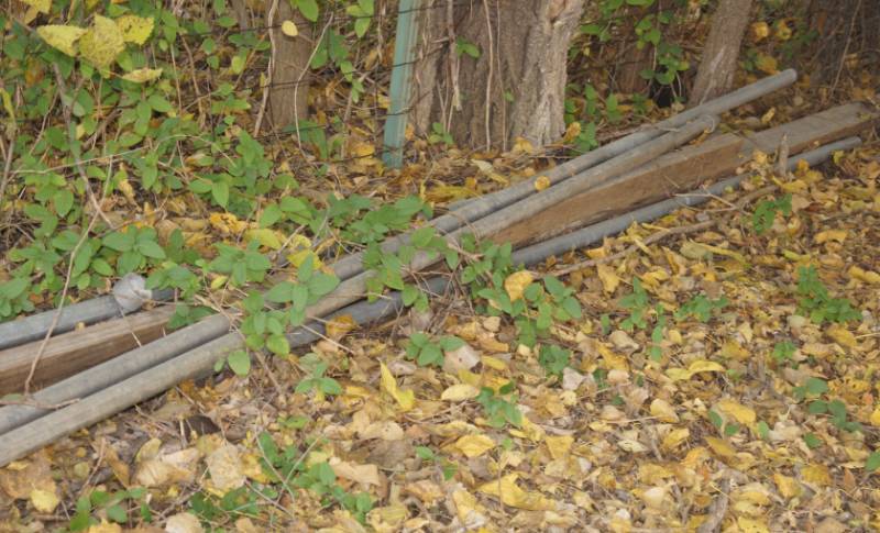 lot 1228 image: Lot of 6 fence pipe top rails approx. 25 ft