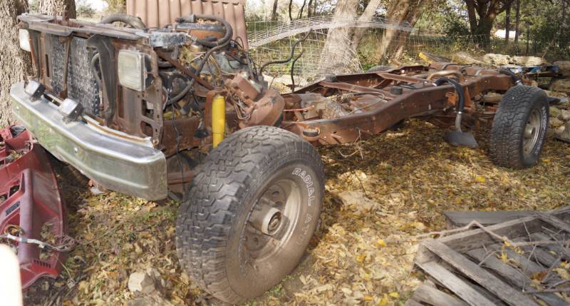 lot 1235 image: BIG Ford Truck Frame w Tires and Engine - Sturdy Rrame- 34 Ton 4X4 Rock Crawler- Mud Truck Project