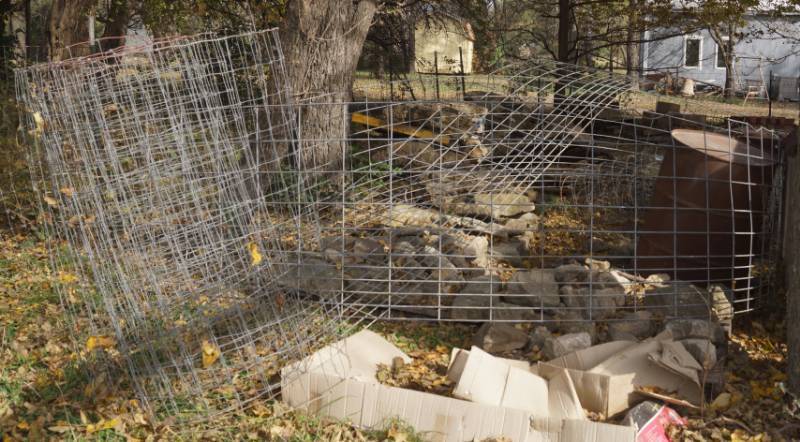 lot 1237 image: Lot of 3 metal fencing pieces and a roll of wire fencing - see photos