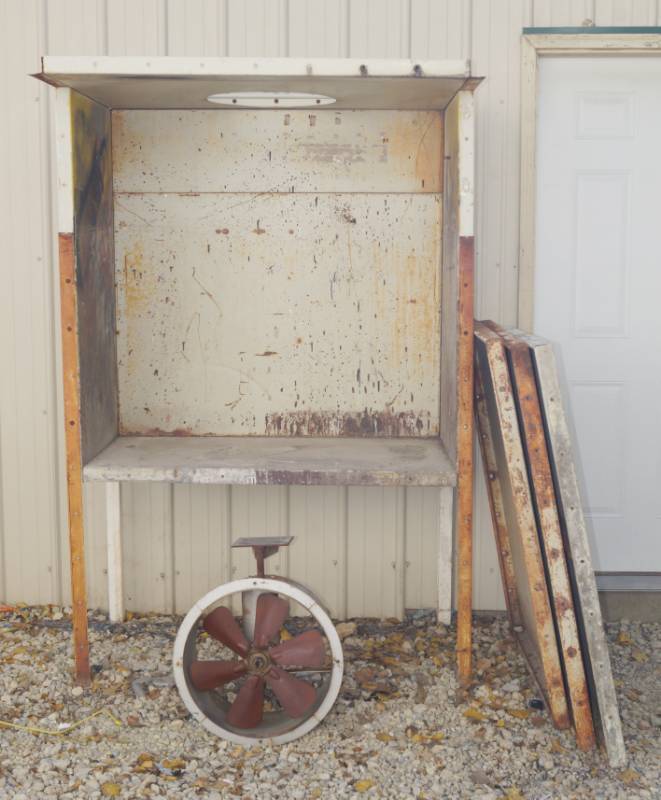 lot 1247 image: Metal Paint Booth w 3 extension panels and exhaust fan (needs motor)