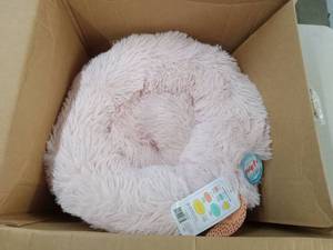 lot 57940 image: Plush Pink Round 18 Pet Bed - Retail $25