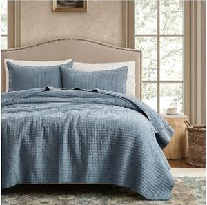 lot 58124 image: Dreamy Nights Comfy Delights King Size Quilt Set - Retail $69