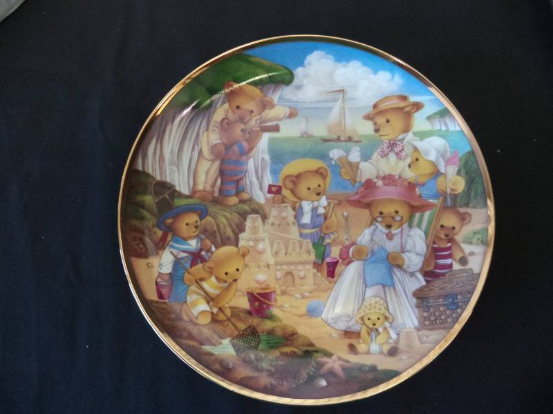 lot 2489 image: New Teddy Bear Beach Party by Carol Lawson. Collectors Plate wcertificate of Authenticity Franklin Mint