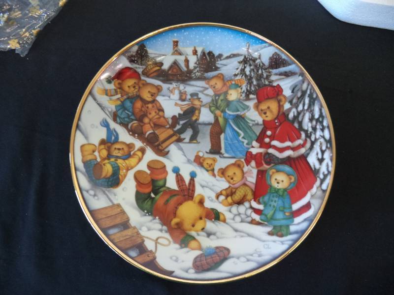 lot 2490 image: New Teddy Bear Winter Frolic by Carol Lawson, Collectors Plate Franklin Mint