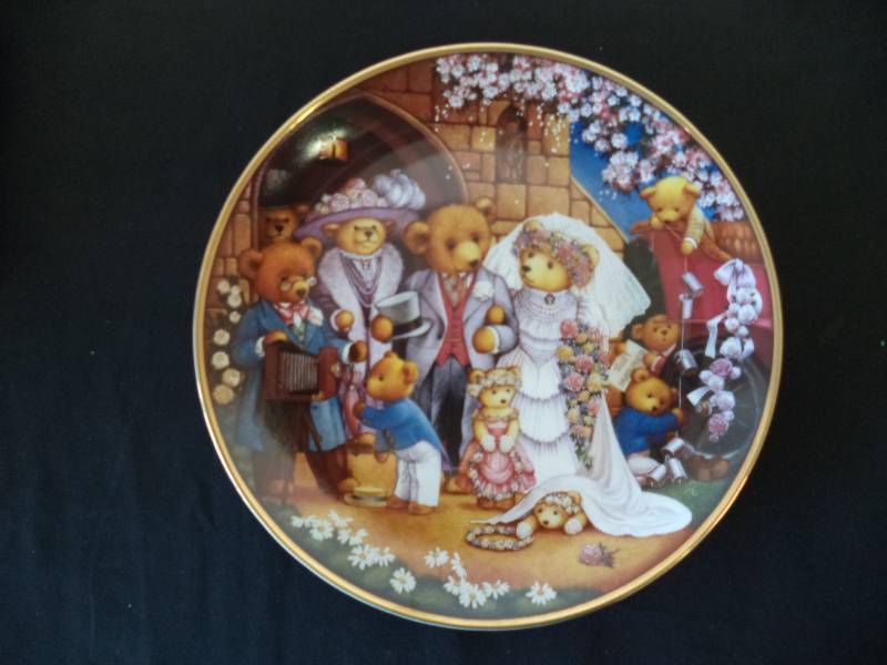 lot 2491 image: New Teddy Bear Wedding by Carol Lawson, Collectors Plate Franklin Mint
