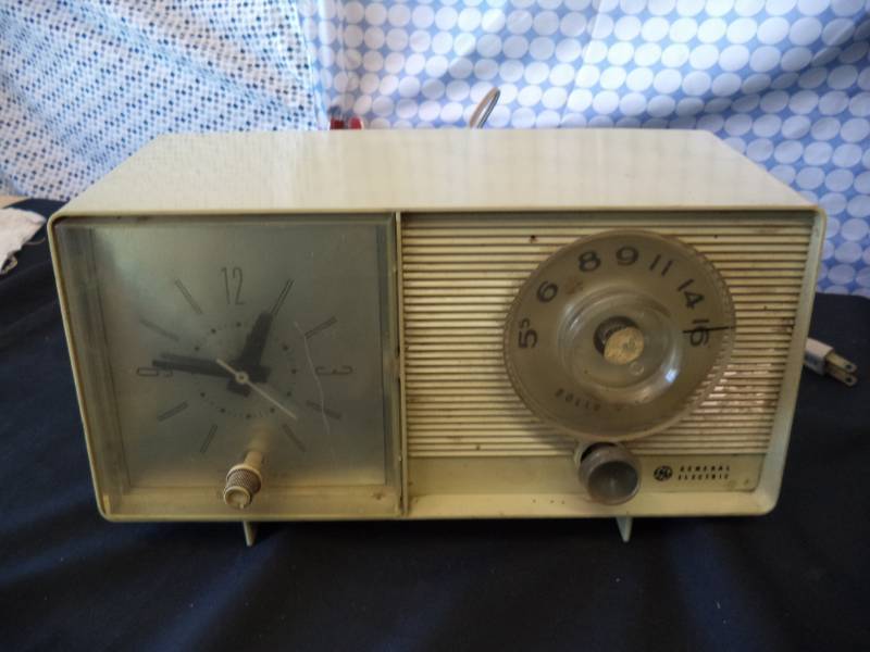 lot 2499 image: General Electric Old Clock and Radio Works