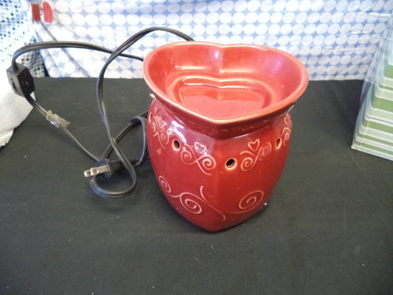 lot 2506 image: Hugs & Kisses Scentsy Burner