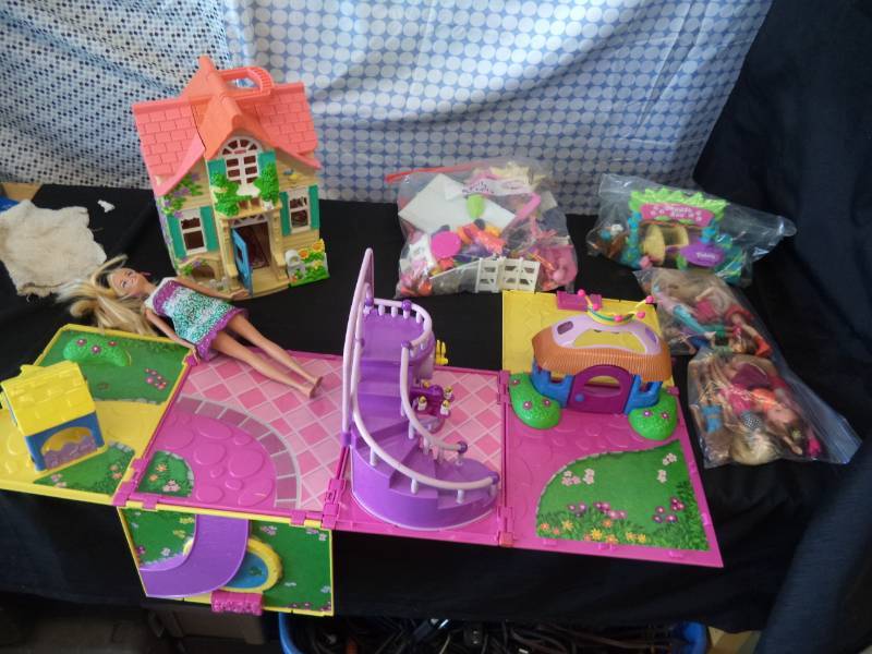 lot 2516 image: Miniature Barbie House waccessories Polly Pocket