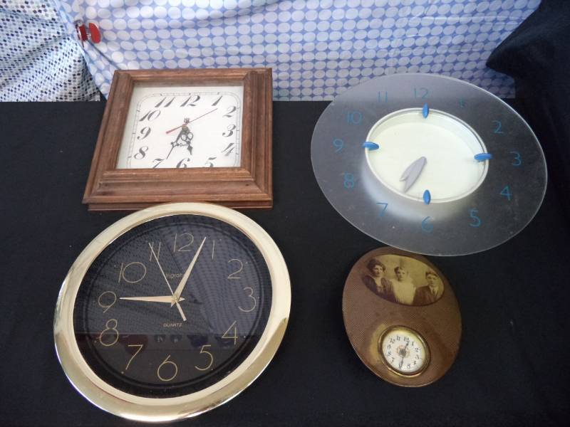 lot 2526 image: 4 Clocks