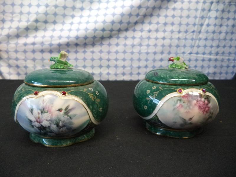 lot 2528 image: The Annas Hummingbird Trinket Box. The Ruby throated Hummingbird Trinket Box