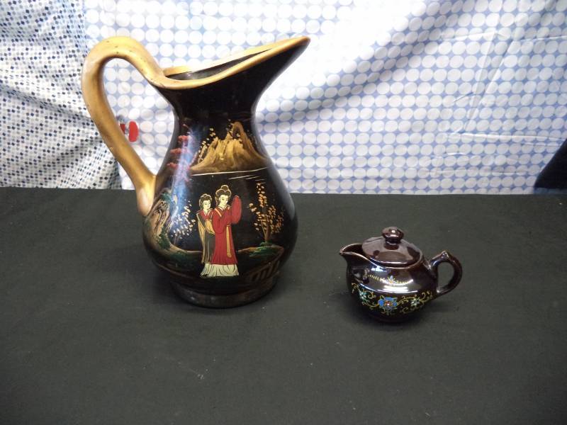 lot 2529 image: Very Pretty Japan Water Pitcher. Made in Japan creamer container
