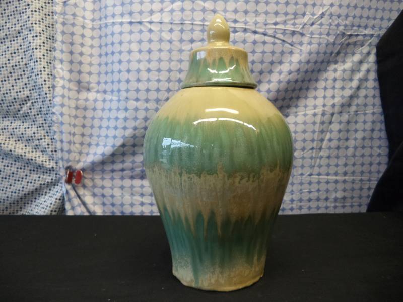 lot 2530 image: Green and Tan Vase wlid