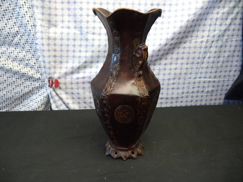 lot 2531 image: Metal Vase