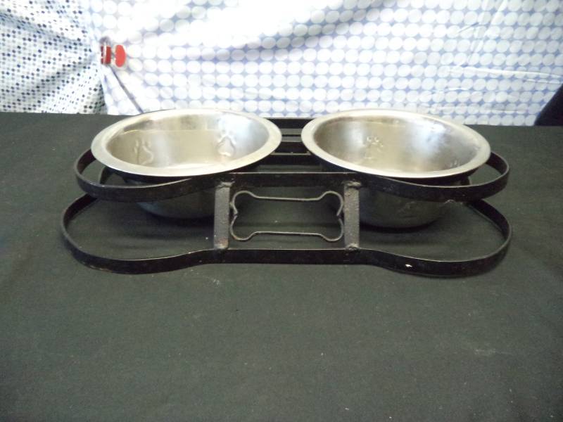 lot 2533 image: Metal Bone shaped Dog Dish