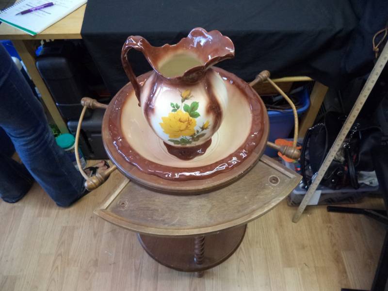 lot 2537 image: Antique Washing Station