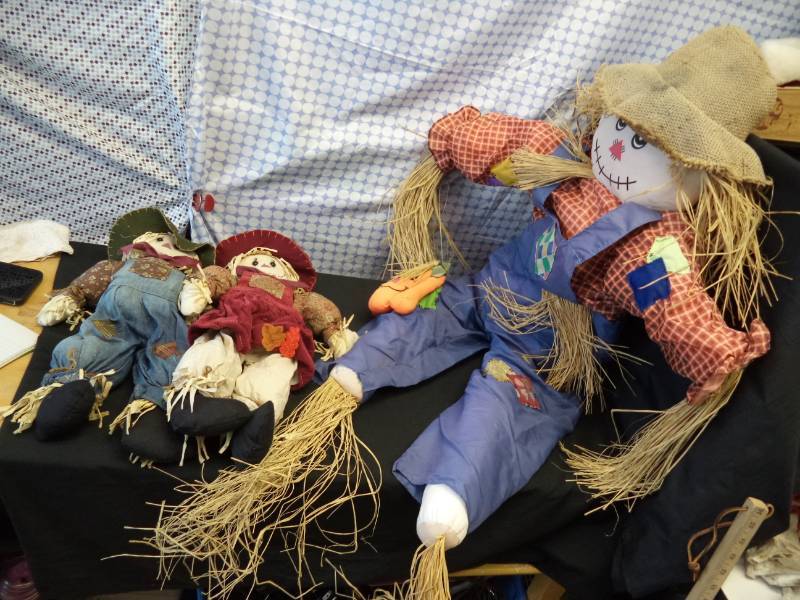 lot 2538 image: 1 Big & 2 small Scarecrows