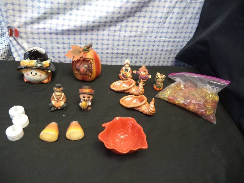 lot 2540 image: Fall Decorations
