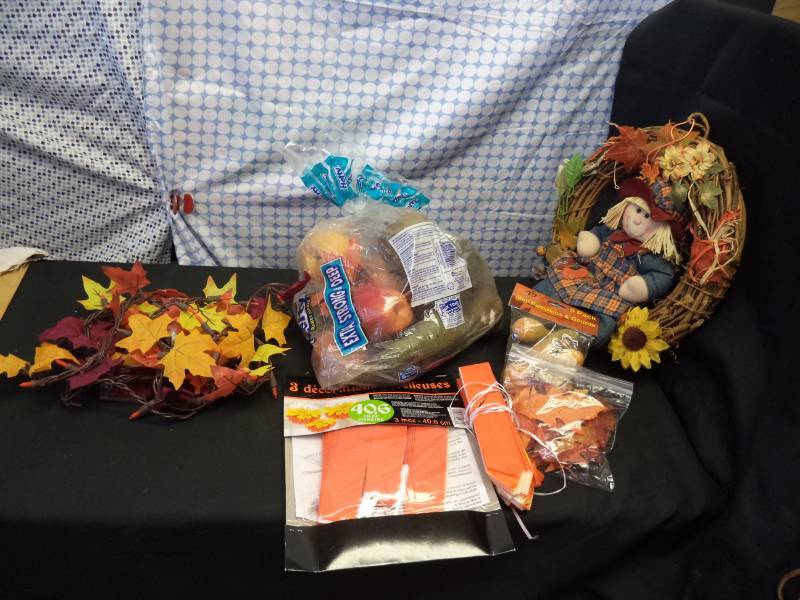 lot 2541 image: Fall Decorations