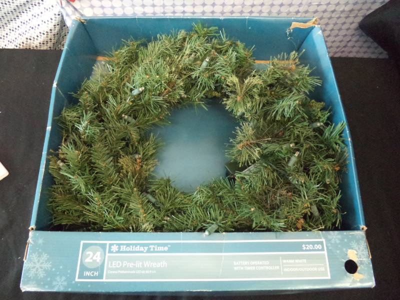 lot 2550 image: 24 inch pre-lit Wreath New
