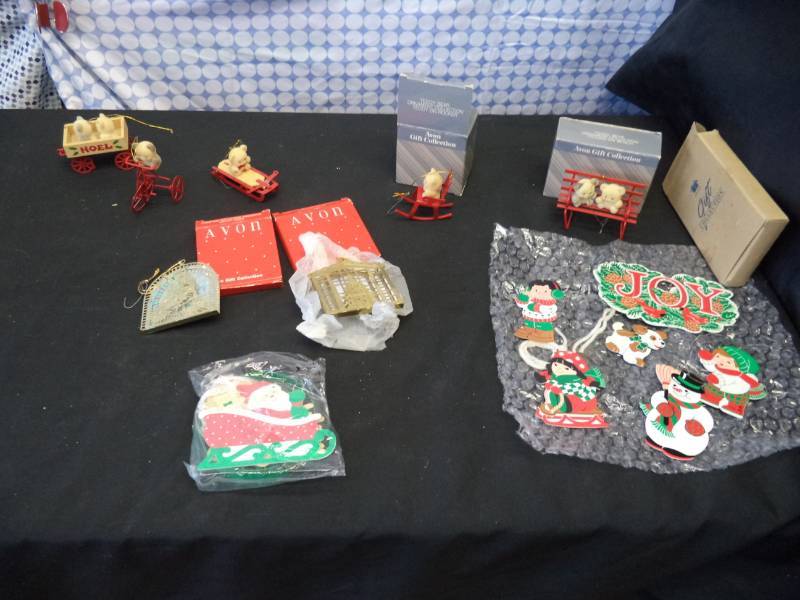 lot 2554 image: 9 Avon Christmas Ornaments All New
