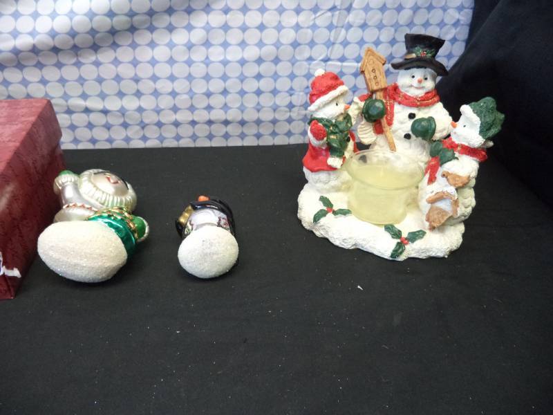 lot 2563 image: Frosty Friends Ornaments. Snowman Family Votive Holder