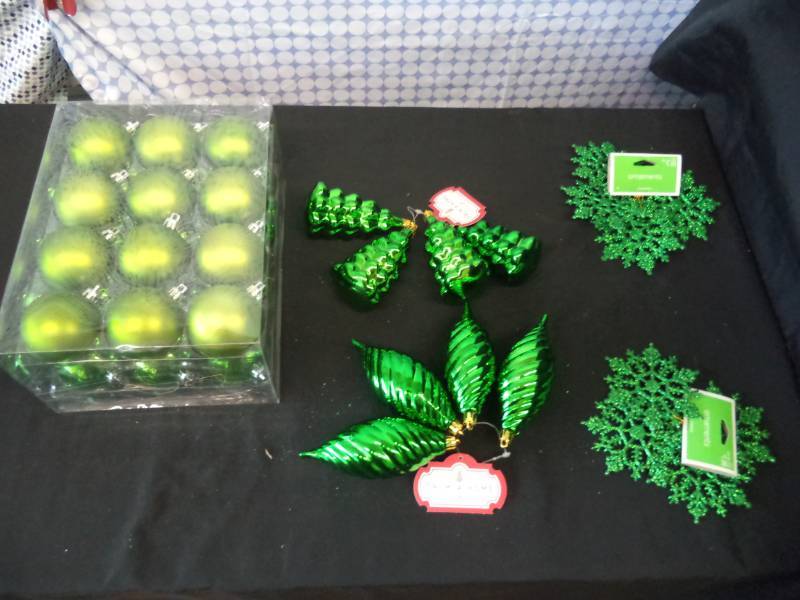 lot 2575 image: Christmas Bulbs and Ornament Lot -ALL GREEN