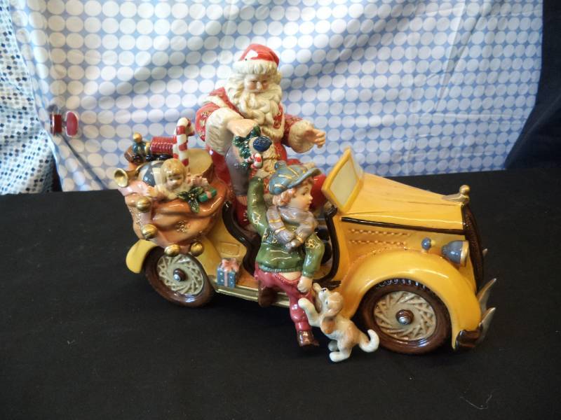 lot 2585 image: Porcelain Santa Car