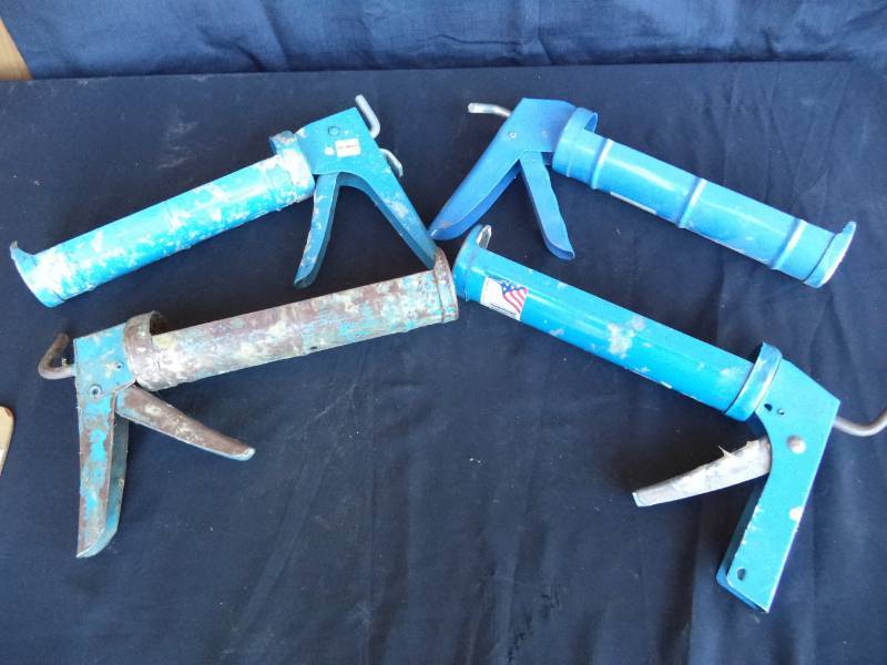 lot 2618 image: 4 Caulking Guns
