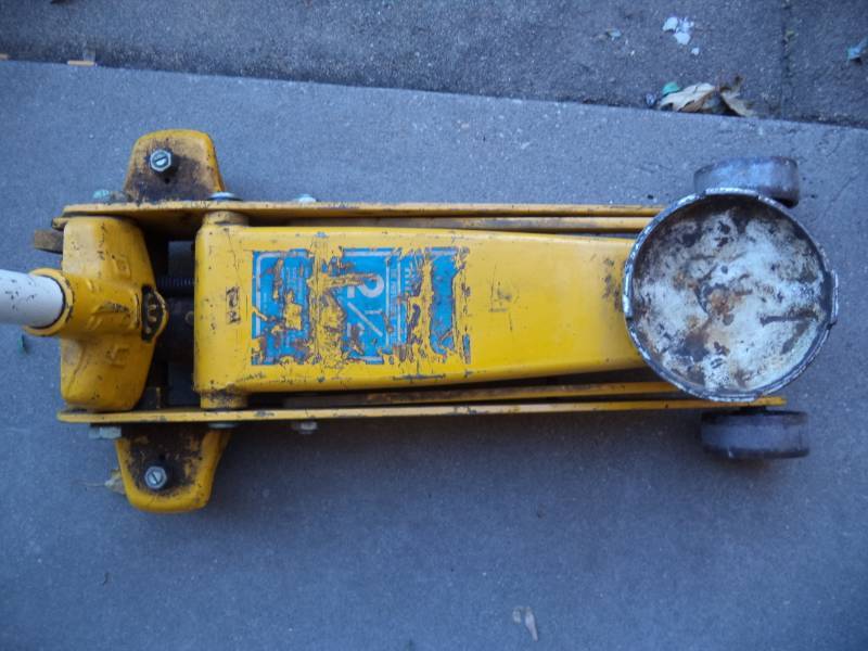 lot 2619 image: 2 12 Ton Hydraulic Jack