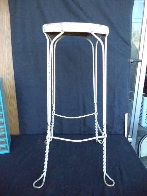 lot 2620 image: Metal Plant Stand