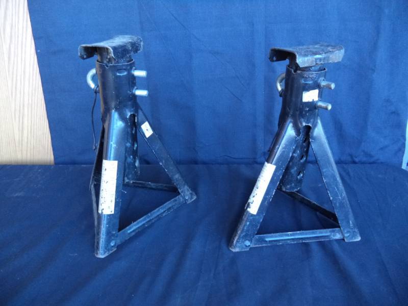 lot 2622 image: 400 Lb. Jack Stands