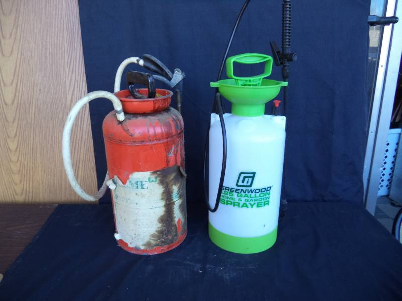 lot 2624 image: 2- 1.25 Gallon Sprayers