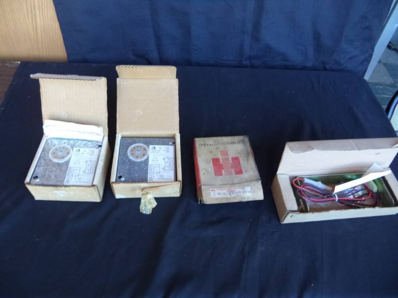 lot 2625 image: Thermostats