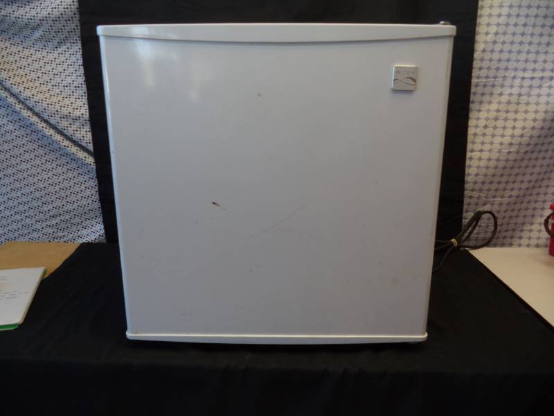 lot 2640 image: Working Kenmore White Mini Fridge