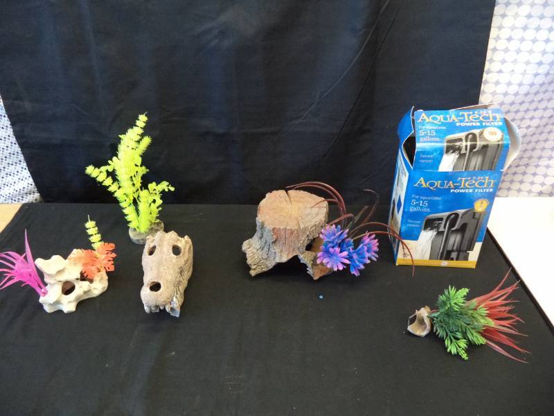 lot 2646 image: Fish Tank Decorations, 4 Rocks & Filter