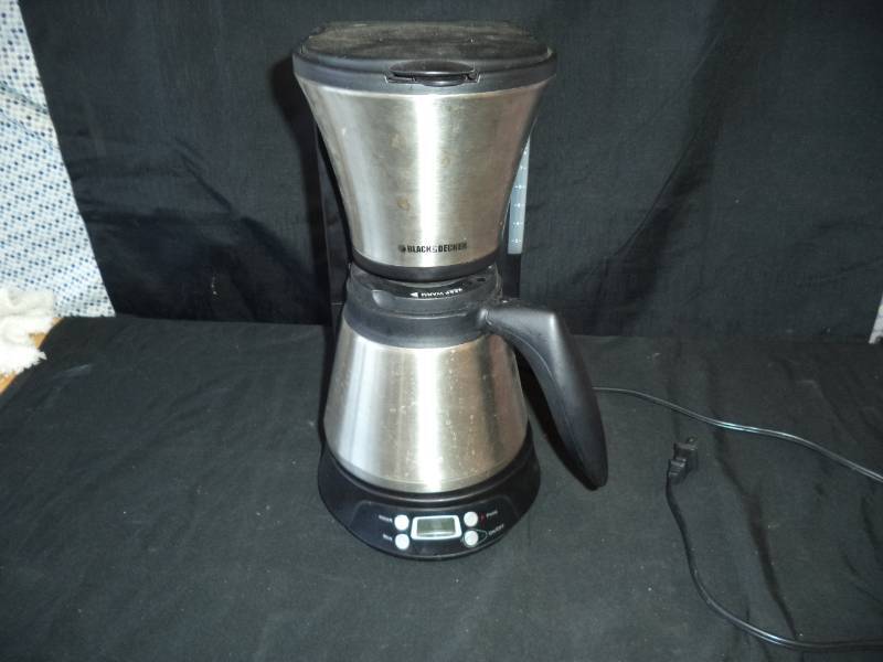 lot 2666 image: Black & Decker Coffee Pot