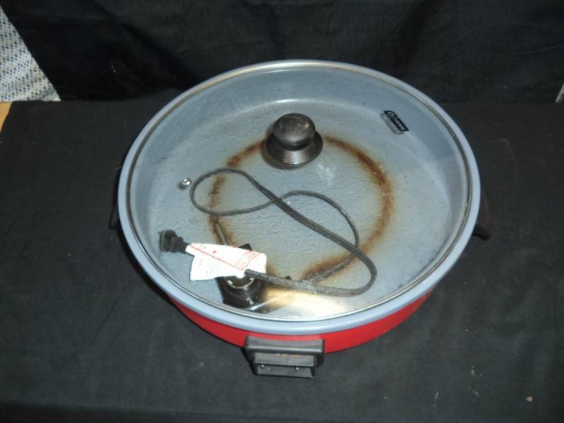 lot 2669 image: Dash Red Electric Skillet