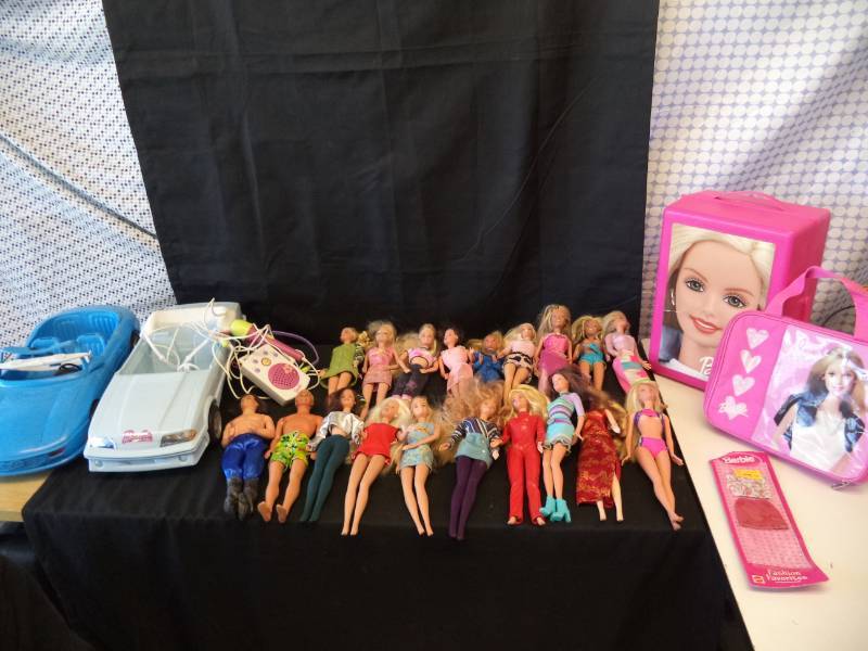 lot 2671 image: Big Barbie Lot