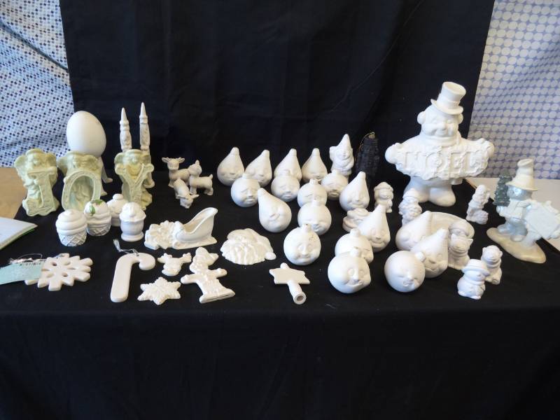 lot 2688 image: Ceramic Christmas Figurines