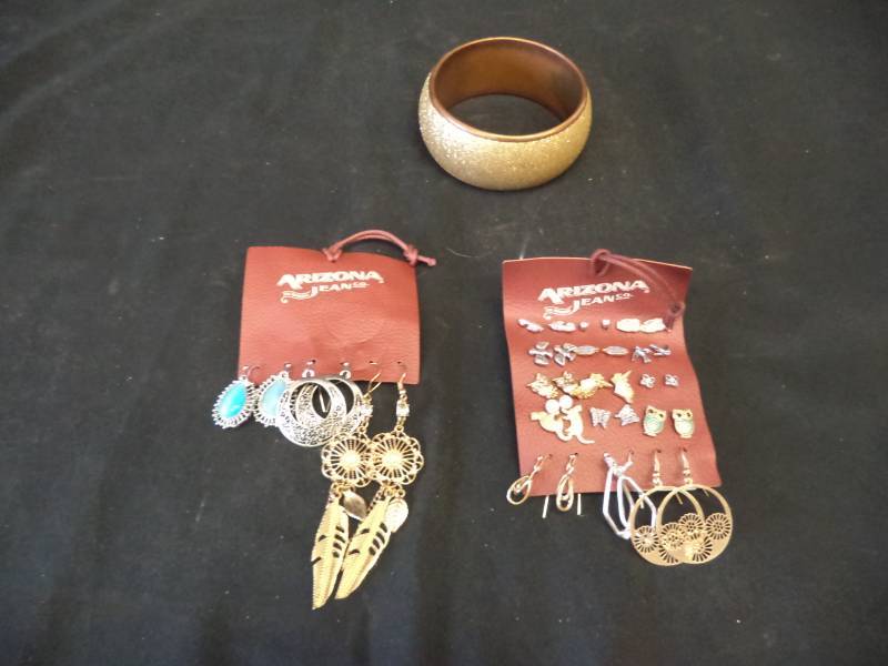 lot 2707 image: Mix Jewelry