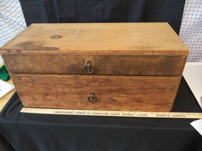 lot 2724 image: 2 Drawer Wood Box