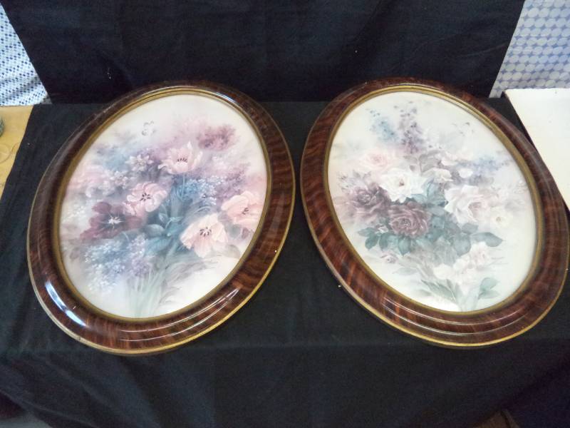 lot 2739 image: Floral Print Oval Pictures Bubble Glass