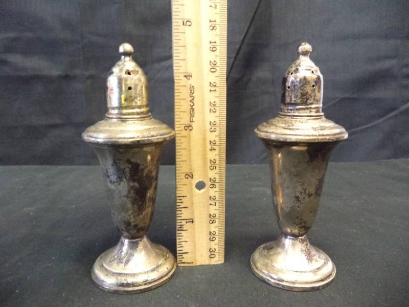 lot 2748 image: Sterling Silver Salt & Pepper Shaker