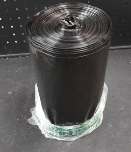 lot 6023 image: Roll of large black trash bags - Retail $15