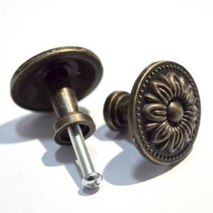 lot 20183 image: 8 PCS Round Bronze Knobs Antique Drawer Handles Vintage Decorative Floral Pulls Single Hole for Cabinet Cupboard Dresser Wooden Case Jewelry Box Chest (Dia1-14, High1in) - Retail $12in