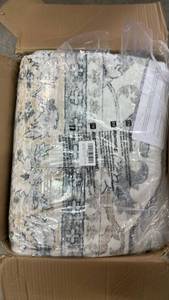 lot 15413 image: 9x12 GreyYellow and White Area Rug - Retail $199