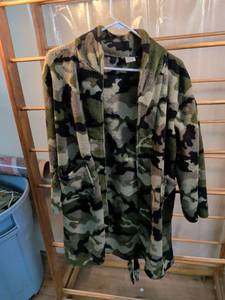 lot 62 image: Faded Glory Camouflage Fleece Robe XL (14-16)